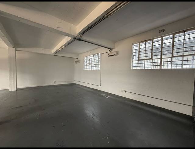 180M² BUILDING TO LET IN WOODSTOCK